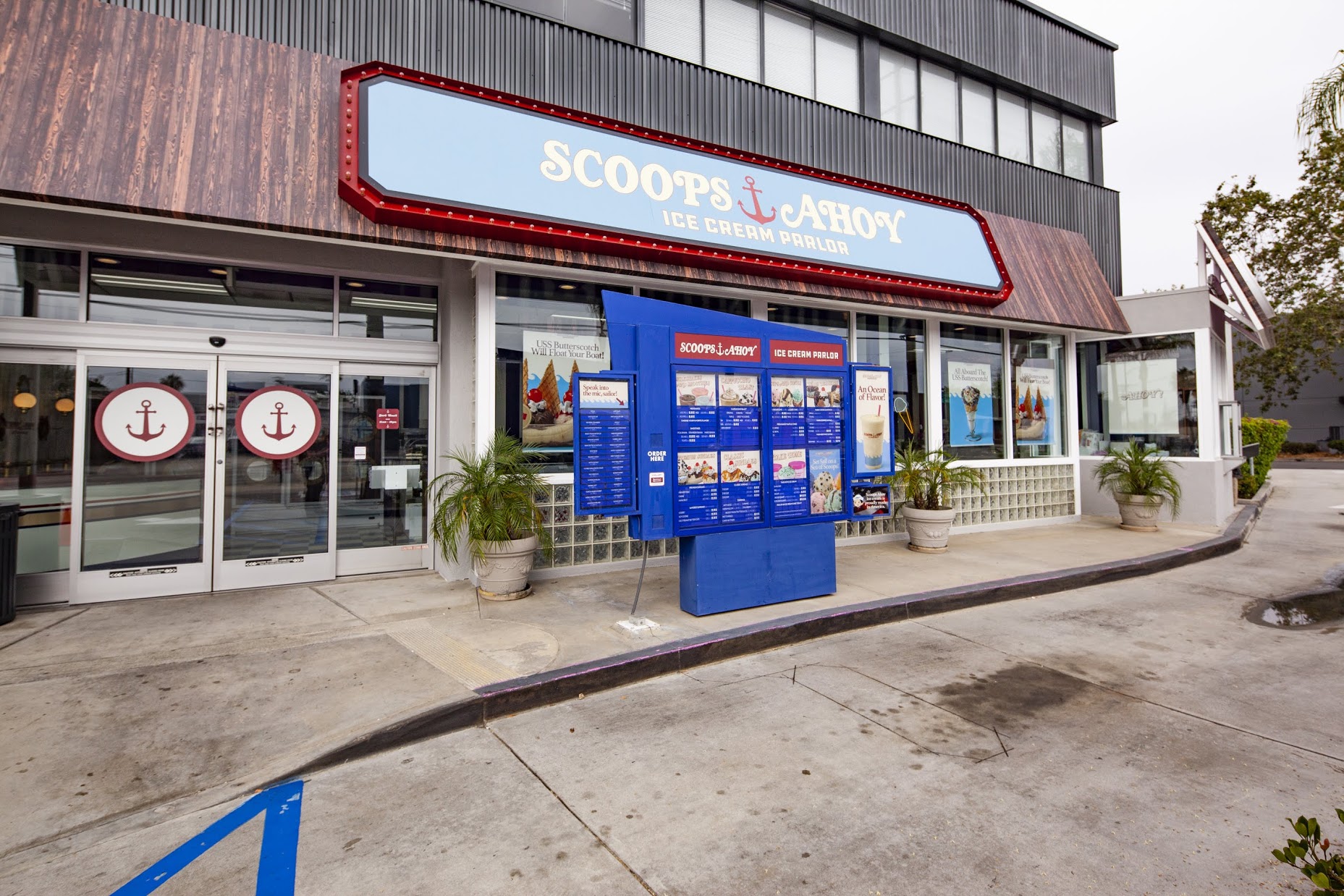 Exterior of the Burbank Baskin-Robbins transformed into Scoops Ahoy